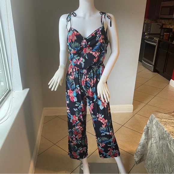 Dark Navy New Women’s Floral Tropical Jumpsuit size
XL
For Size 14
New - Picture 2 of 9